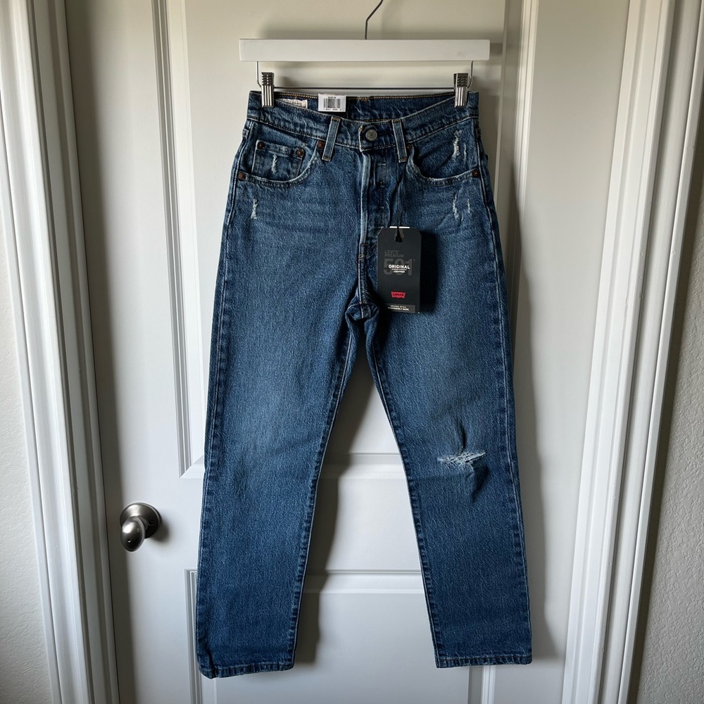 SALE! ⭐️ Levi’s 501 original cropped jean in Salsa Middle wash - Picture 8 of 16
